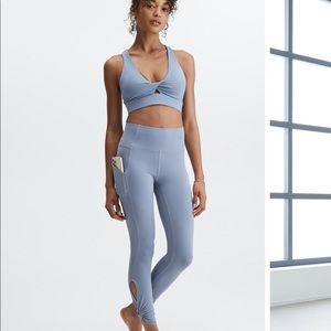 Fabletics Oasis Set - sports bra and leggings